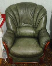 Старинные два кожанных кресла 