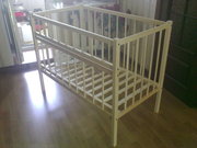 Кроватки детские изготовлены из натурального дерева