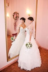 счастливое изящное свадебное платье