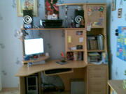 Стол для школьника с местом для компьютера