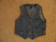 Продается джинсовая жилетка на девочку,  размер 36.