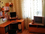 Продам комплект: навесные полочки,  угловой компьютерный стол,  тумба