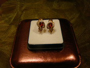 Продаю золотые серьги с гранатом