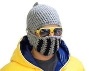 Вязаная шапка в форме рыцарского шлема