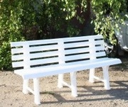 Пластиковые лежаки (шезлонги), скамейки