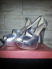 Новые серебряные туфли