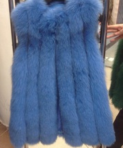 Жилеты и шубки песцовые разных цветов. Писк сезона