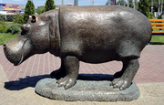 скульптура бегемота из металла
