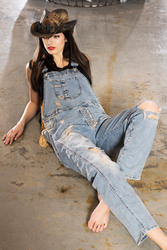 Женские джинсы и мужские джинсы.