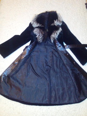 Дубленка длинная из натурального мутона с меховым воротником из енота  