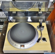 Denon DP-1200 в цвете «светлый дуб». 