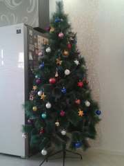 Искусственная елка с шишками. Доставка.